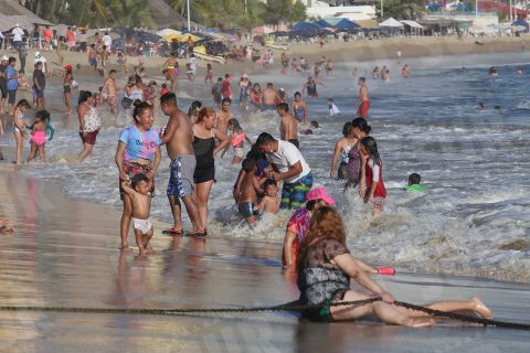 Acapulco,Gro/08Noviembre2020/ Vacacionistas la tarde de ayer en la playa Papagayo en el puerto de Acapulco. Foto: Jesús Trigo