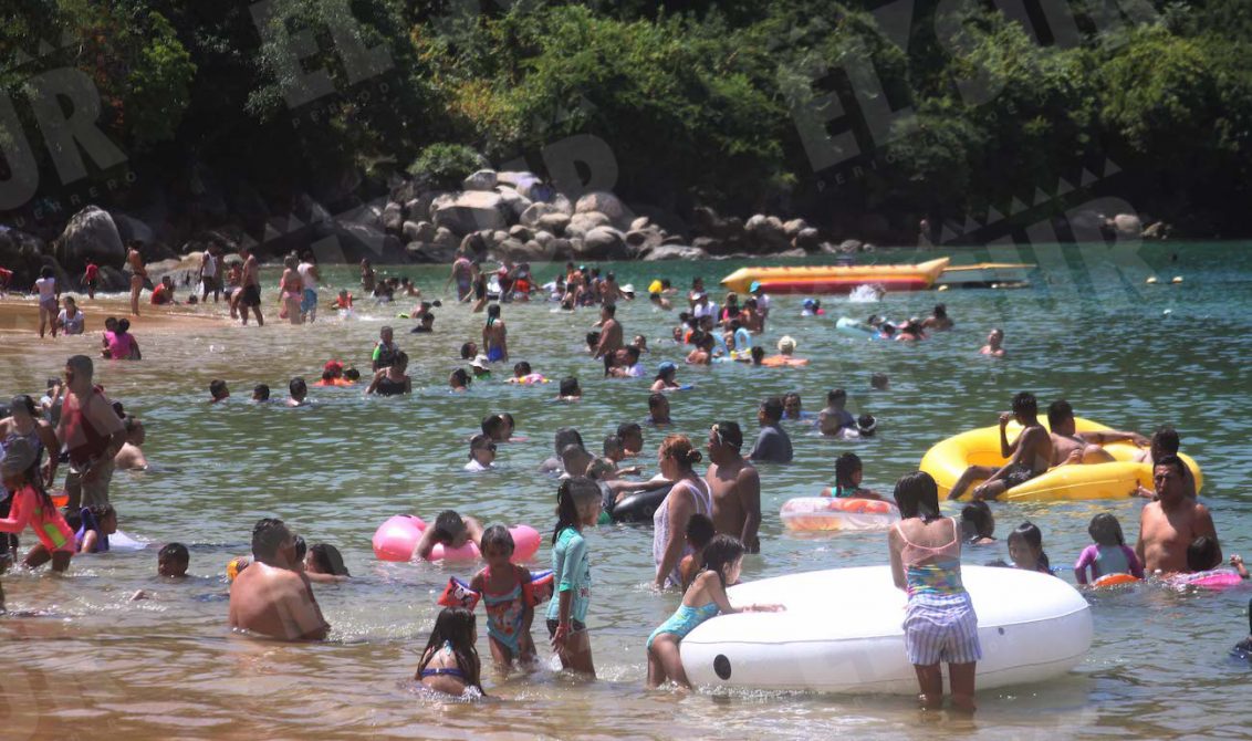 AcapulcoGro/11Octubre2020/ Vacacionistas el día de ayer en la playa Majahua, en el puerto de Acapulco. Foto: Jesús Trigo