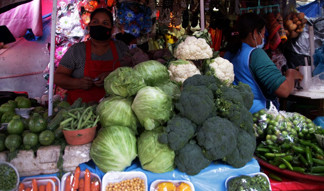 jnt-comerciante-Antonia-Ramirez-mercado.jpg: Chilpancingo, Guerrero 08 de noviembre del 2020// La comerciante Antonia Ramirez, oferta verduras en la calle 21 de Marzo, que colinda con el mercado central Baltazar R. Leyva Mancilla. Foto: Jessica Torres Barrera