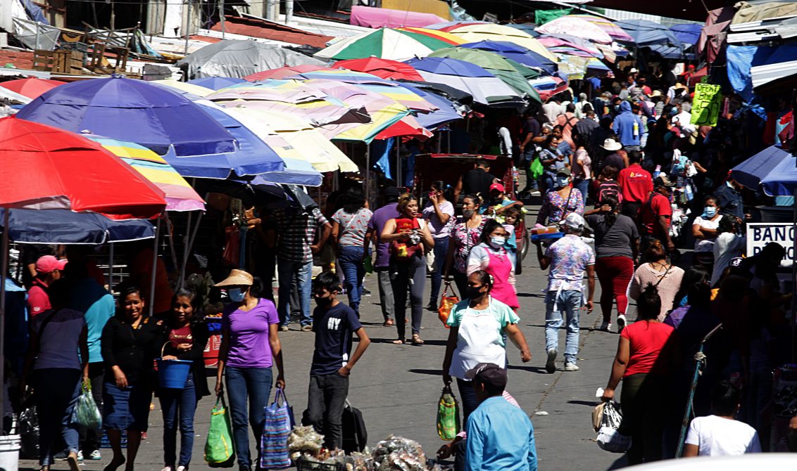 jnt-cubrebocas-sana-distancia-calle-21-Marzo.jpg: Chilpancingo, Guerrero 16 de noviembre del 2020// Sin respetar la sana distancia y el uso del cubrebocas, en calle 21 de Marzo, que colinda con el mercado Baltazar R. Leyva Mancilla. Foto: Jessica Torres Barrera