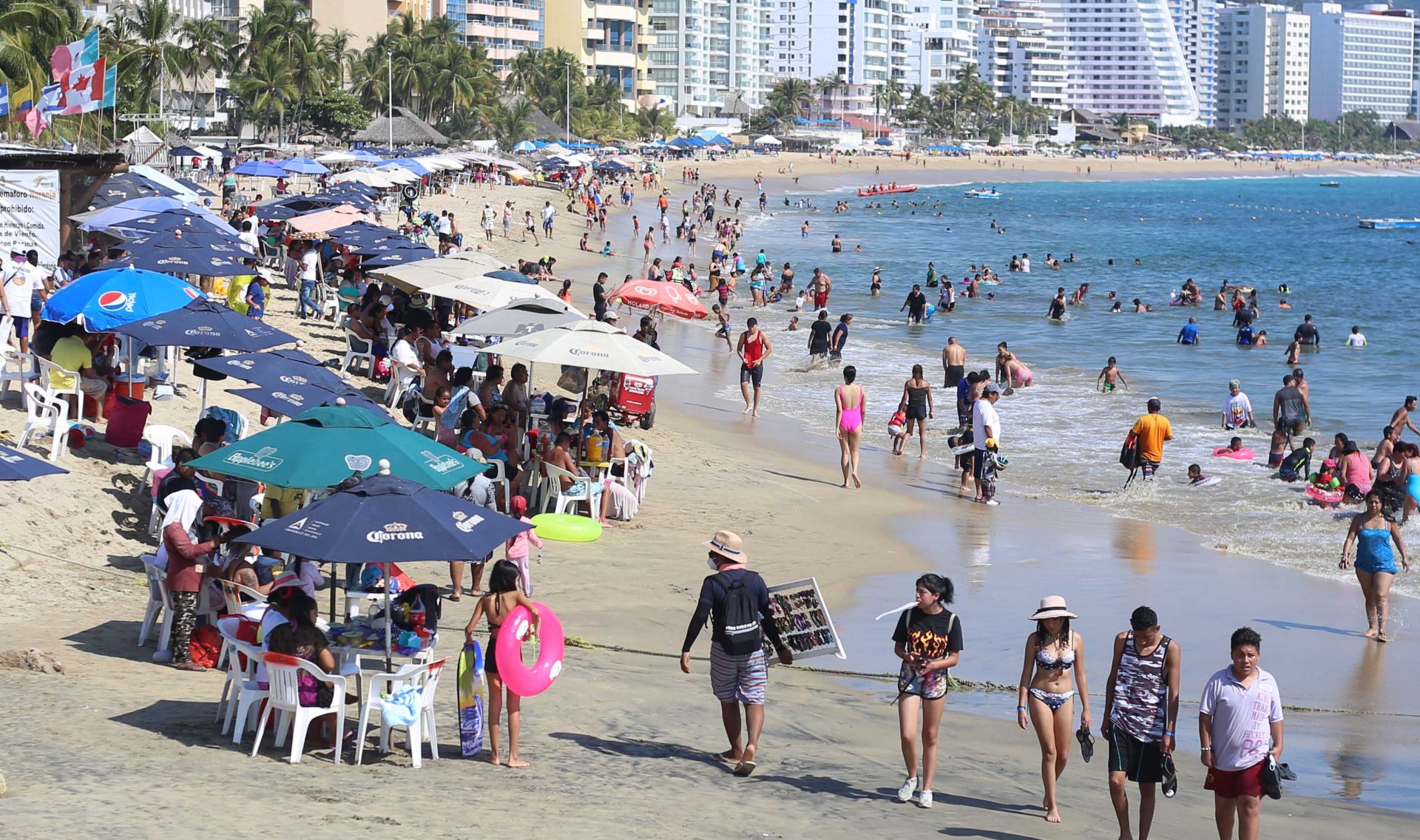 Acapulco,Gro/30Noviembre2020/ Concurrida de visitantes la tarde de ayer en la playa Papagayo, en el puerto de Acapulco. Foto: Jesús Trigo