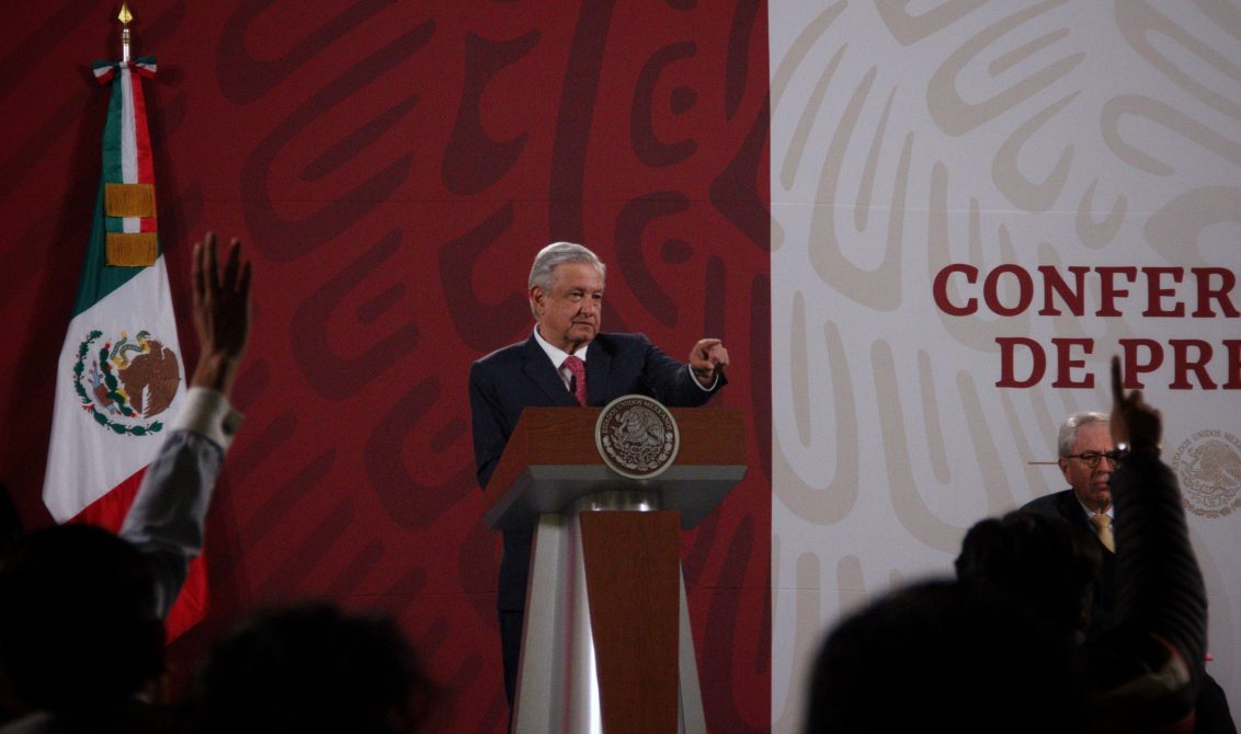 CIUDAD DE MÉXICO, 08DICIEMBRE2020.- Andrés Manuel López Obrador, presidente de México acompañado de Jorge Alcocer Varela, secretario de Salud; Marcelo Ebrard Casaubon, secretario de Relaciones Exteriores; Hugo López-Gatell Ramírez, subsecretario de Prevención y Promoción de la Salud, durante la conferencia matutina que se lleva a cabo en Palacio Nacional. FOTO: ANDREA MURCIA /CUARTOSCURO.COM