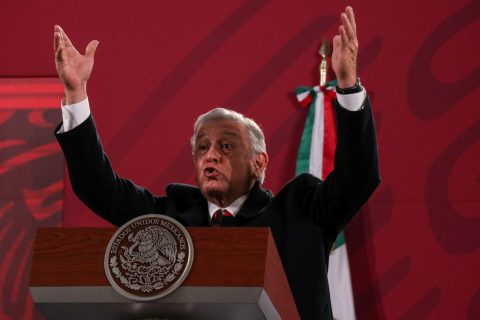 CIUDAD DE MÉXICO, 16DICIEMBRE2020.- El presidente Andrés Manuel López Obrador encabezó su conferencia de prensa matutina en las inmediaciones de Palacio Nacional. El jefe del ejecutivo llamó a la población a cuidarse más durante estas fechas decembrinas debido a la pandemia por Covid-19, la cual ha mostrado un repunte de contagios en 10 estados. López Obrador recalcó que no pretende prohibir la movilidad y agradeció a los ciudadanos el respetar las medidas restrictivas de la misma. FOTO: GALO CAÑAS/CUARTOSCURO.COM