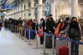 Larga fila en la estación de trenes de Saint Pancras en Londres para abordar el último tren a Paris de este domingo, entre preocupación por el cierre de fronteras tras el descubrimiento de la mutación del coronavirus. Foto: DPA