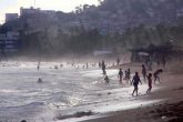 10-octubre 2020 Acapulco, Gro. Decenas de turistas conviven en las playas Carabalí y Tamarindos, el sábado por la tarde. Foto: Carlos Alberto Carbajal