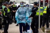 25/08/2020 Un grupo de agentes de la Policía de Melbourne escolta a trabajadores sanitarios, durante la crisis del coronavirus. SOCIEDAD OCEANÍA AUSTRALIA OCEANÍA INTERNACIONAL SPEED MEDIA / ZUMA PRESS / CONTACTOPHOTO