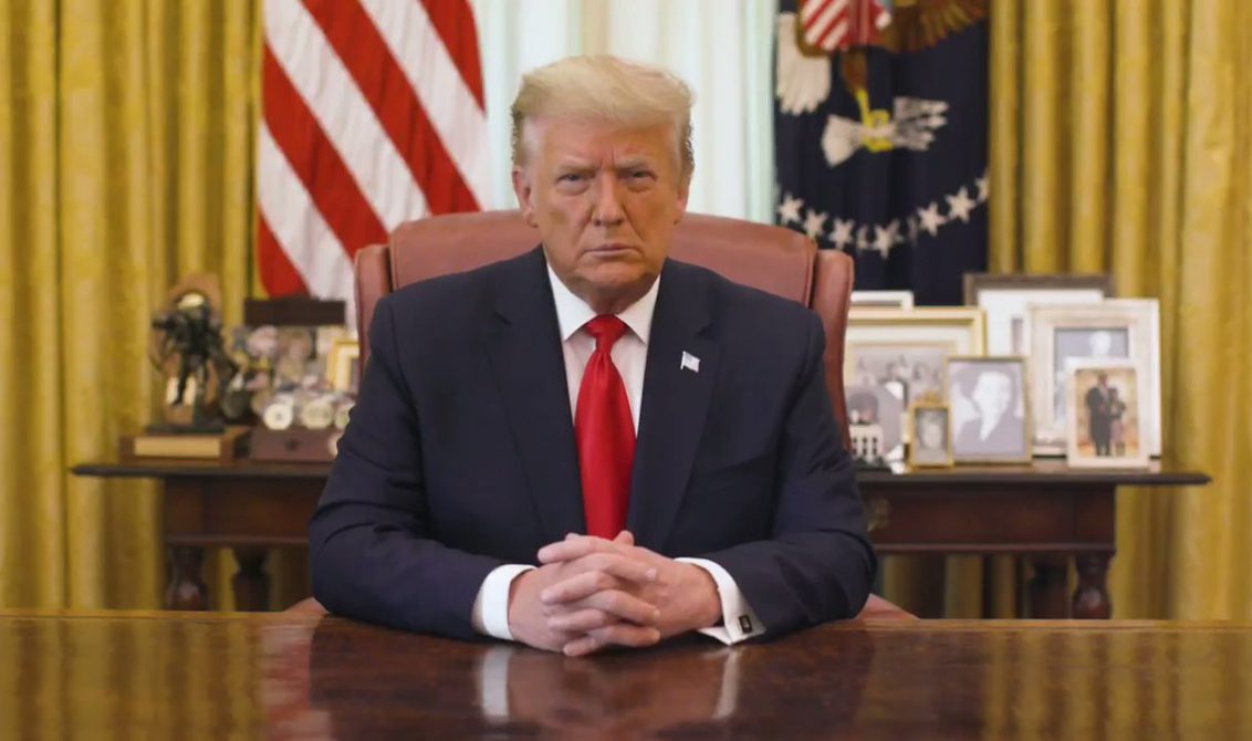 Trump definió como un “milagro médico” y como “uno de los mayores logros científicos” el desarrollo de una vacuna en nueve meses en el video de este viernes. Foto: captura del video