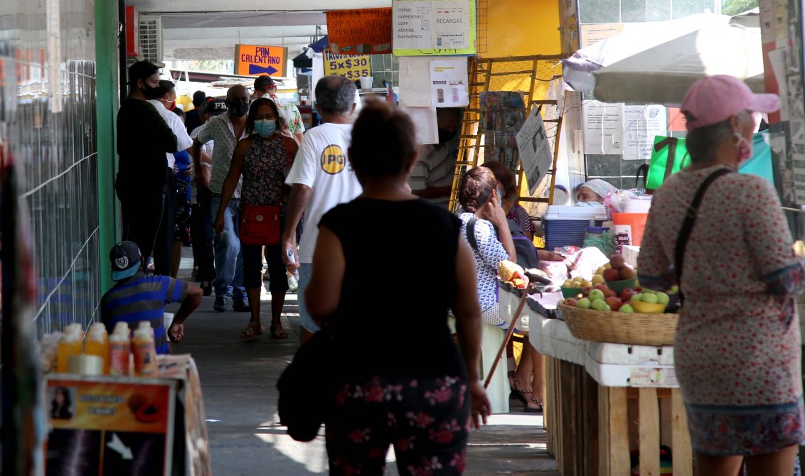 1 de Diciembre del 2020 Acapulco, Guerrero. Vendedores ambulantes y personas aglomeran las calles del centro de Acapulco, en la imagen la acera de la avenida Cuauhtémoc a las del hospital del IMSS. Foto: Carlos Alberto Carbajal