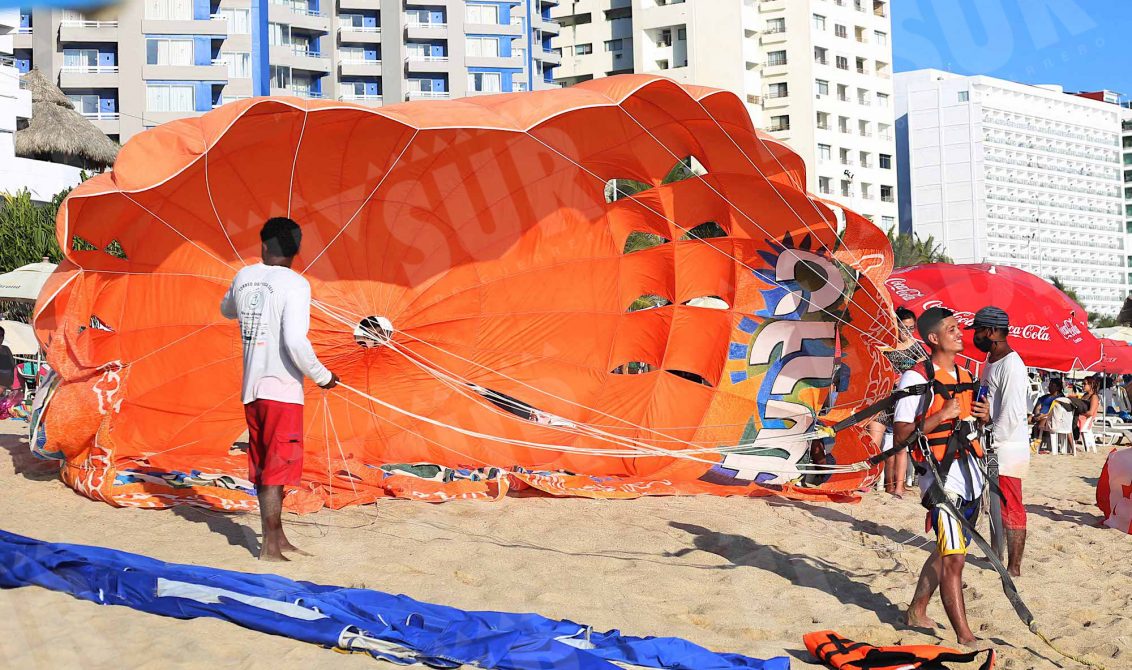 Acapulco,Gro/03Enero2021/ Un vacacionista se prepara para un recorrido en parecidas en la playa el Morro en el puerto de Acapulco. Foto: Jesús Trigo