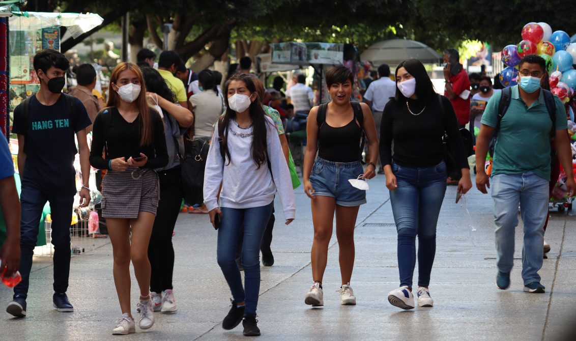 Pese a ir en aumento los contagios por Covid-19 en Guerrero, jóvenes pasean en el centro de Chilpancingo. Foto: Jesús Eduardo Guerrero