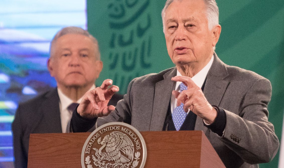 CIUDAD DE MÉXICO. 18FEBRERO2021.- Andrés Manuel López Obrador en la conferencia de prensa en el salón Tesorería de Palacio Nacional. Manuel Barttlet Díaz, director de CFE encabezó al grupo de expertos que explicaron el apagón en varios Estados de la República. FOTO: VICTORIA VALTIERRA/CUARTOSCURO.COM