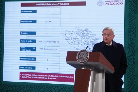 CIUDAD DE MÉXICO, 16FEBRERO2021.- Andrés Manuel López Obrador, presidente de México acompañado de Jorge Alcocer Varela, secretario de Salud; Luis Cresencio Sandoval González, secretario de la Defensa Nacional; Marcelo Ebrard Casaubon, secretario de Relaciones Exteriores y Hugo López-Gatell Ramírez, subsecretario de Prevención y Promoción de la Salud, durante la conferencia de prensa que se lleva a cabo en Palacio Nacional. Se destacó el tema del inicio de vacunación en adulto mayores. FOTO: ANDREA MURCIA /CUARTOSCURO.COM