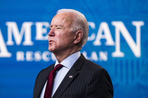 El presidente de EU, Joe Biden informó ayer que la emergencia promulgada el primero de marzo del año pasado “continuará en vigor más allá del 1 de marzo de 2021”, pues “es esencial seguir combatiendo y respondiendo a la pandemia con toda la capacidad del gobierno federal”. Foto: DPA