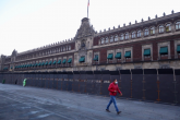 Con vallas metálicas fue resguardado Palacio Nacional como medida de prevención de daños al inmueble durante las próximas manifestaciones feministas del 8 de marzo. Foto: Agencia Reforma