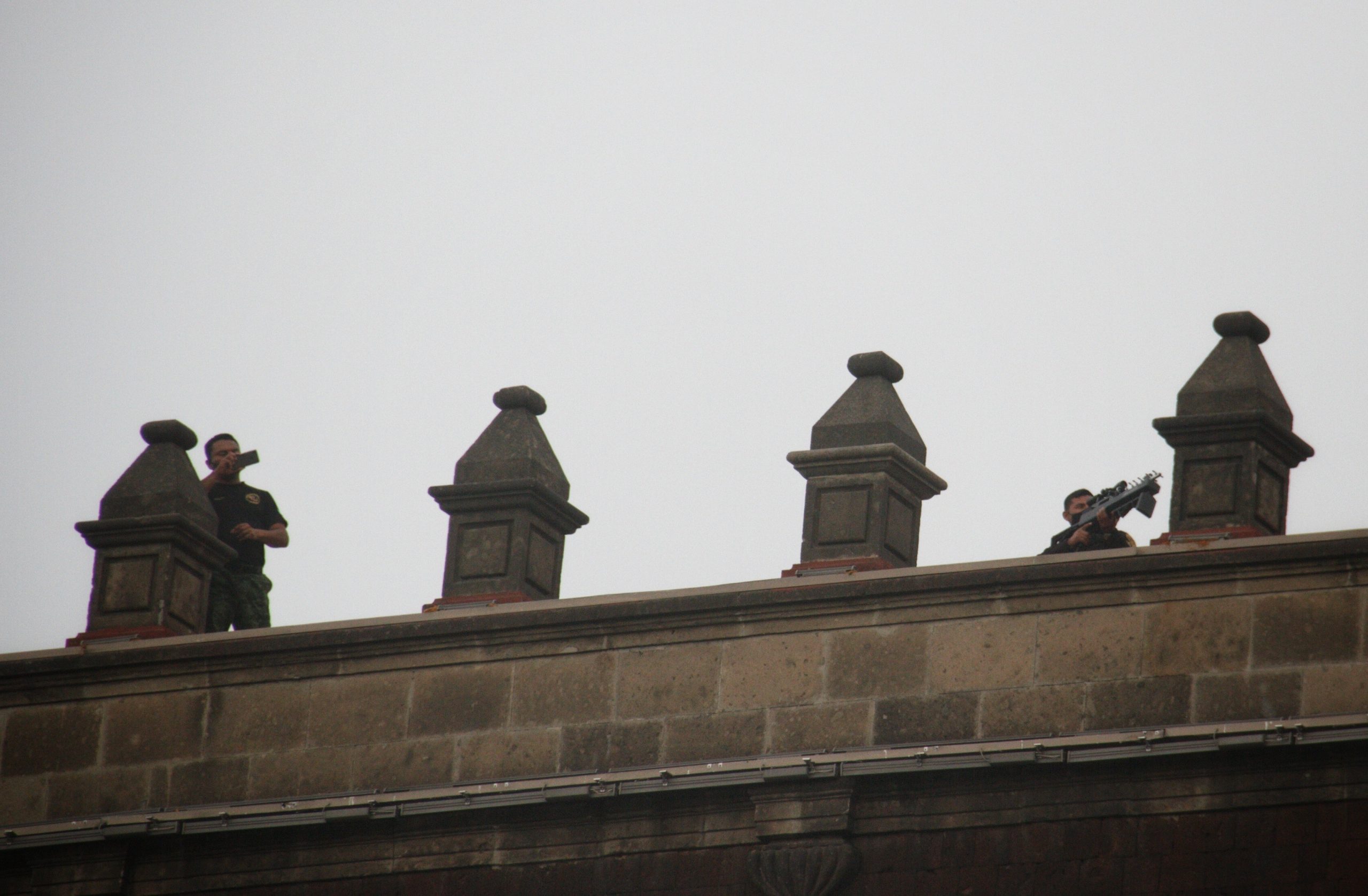 CIUDAD DE MÉXICO, 08MARZO2021.- Trabajadores del Gobierno del Estado usaron inhibidores de señal de dron para evitar el vuelo de los mismos durante la protesta del 8m. FOTO:ANDREA MURCIA /CUARTOSCURO.COM