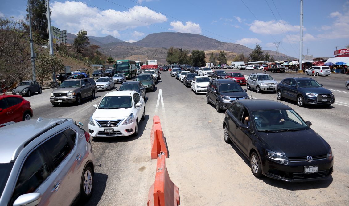 Chilpancingo gro, 12 de marzo 2021. // Gran afluencia vehicular en la caseta de peaje de Palo Blanco de la Autopista del Sol con dirección al puerto de Acapulco, para pasar este fin de semana largo. // Foto: Jesús Eduardo Guerrero