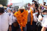 Zumpango Gro, 16 de marzo de 2021. // El candidato de Morena a gobernador, Félix Salgado Macedonio, a su llegada a la cancha de básquetbol de la colonia San José de Zumpango del Río, cabecera muncipal de Eduardo Neri, donde sostuviera un encuentro con simpatizantes de este municipio. // Foto: Jesús Eduardo Guerrero