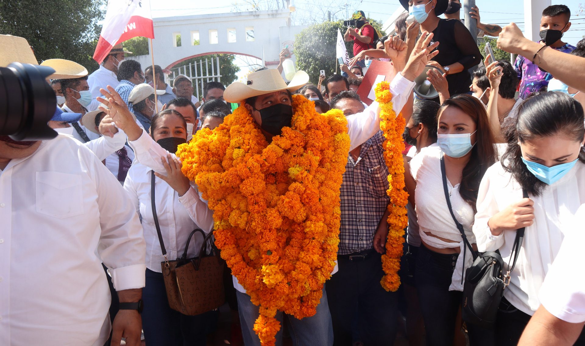 Zumpango Gro, 16 de marzo de 2021. // El candidato de Morena a gobernador, Félix Salgado Macedonio, a su llegada a la cancha de básquetbol de la colonia San José de Zumpango del Río, cabecera muncipal de Eduardo Neri, donde sostuviera un encuentro con simpatizantes de este municipio. // Foto: Jesús Eduardo Guerrero