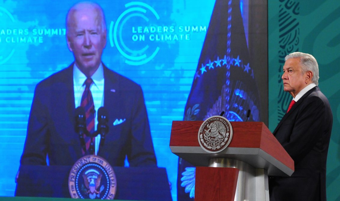 El presidente Andrés Manuel López Obrador en la conferencia mañanera desde Palacio Nacional, mientras escucha el mensaje de su homólogo estadunidense Joe Biden, durante la Cumbre sobre Clima. Foto: Cuartoscuro