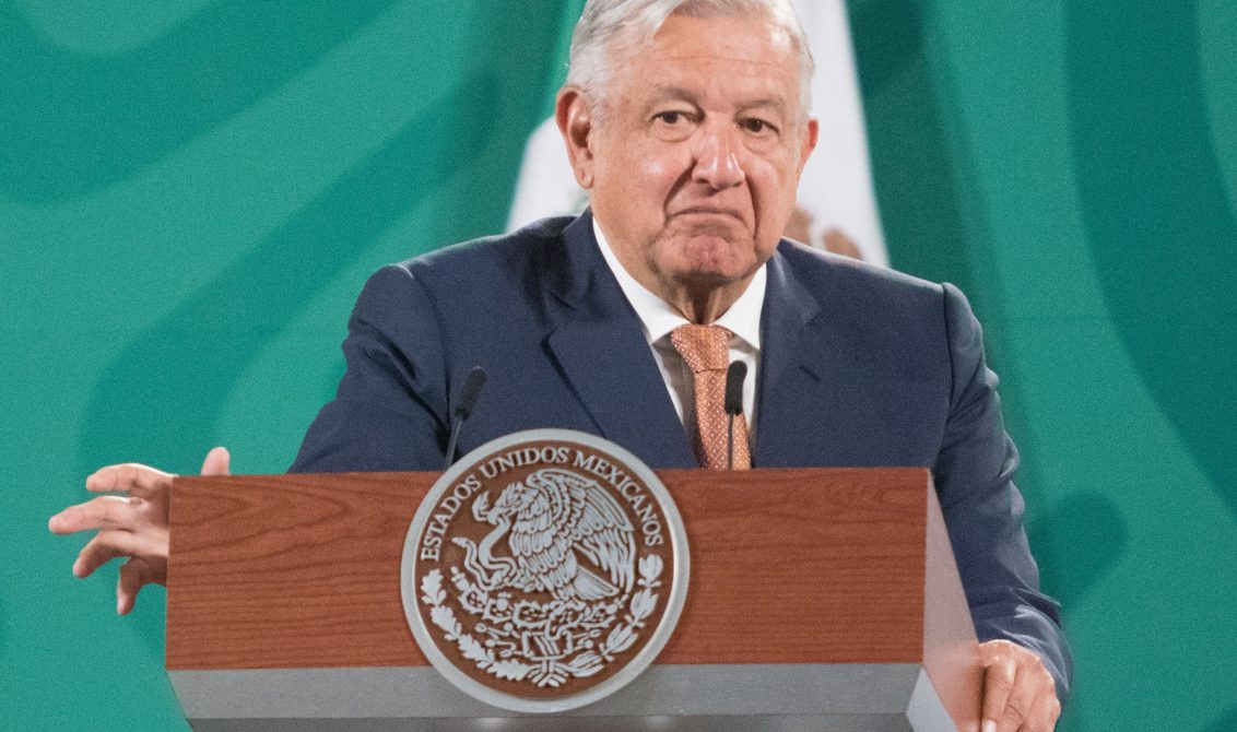 CIUDAD DE MÉXICO. 19ABRIL2021.- El Presidente Andrés Manuel López Obrador; acompañado de la encargada de la oficina de Profeco,Surit Berenice Romero, en la conferencia de prensa de esta mañana en Palacio Nacional. FOTO: VICTORIA VALTIERRA/CUARTOSCURO.COM