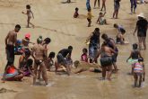 2 de Abril del 2021 Acapulco, Guerrero. Un turistas se divierte enterrando a uno de sus compañeroa en la arena de la playa Caleta. Foto: Carlos Alberto Carbajal