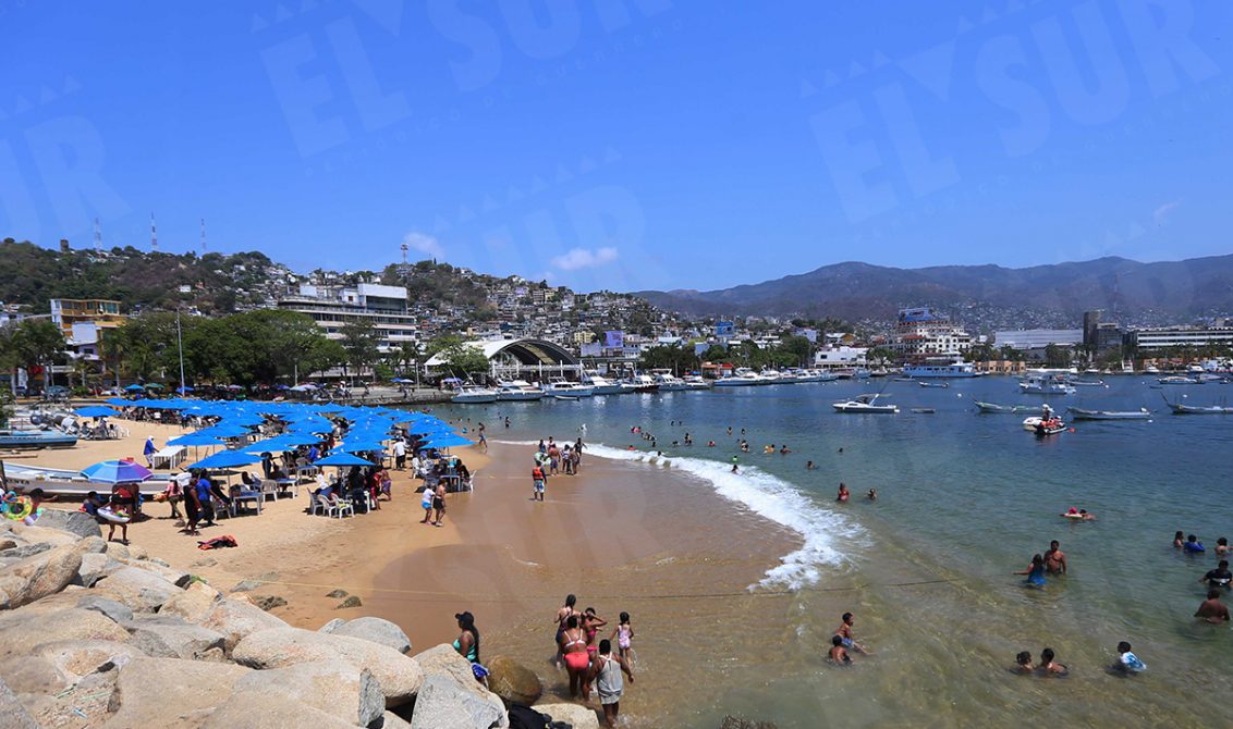 Acapulco,GRo/11Abril2021/ Vacacionistas la tarde de ayer en la playa Tlacopanocha en el puerto de Acapulco. Foto: Jesús Trigo