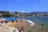 Acapulco,GRo/11Abril2021/ Vacacionistas la tarde de ayer en la playa Tlacopanocha en el puerto de Acapulco. Foto: Jesús Trigo