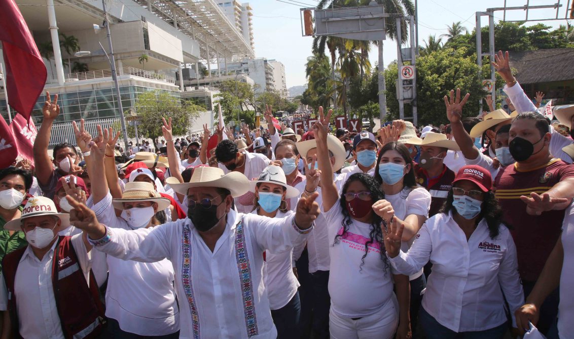 4 de Abril del 2021 Acapulco, Guerrero. Felix Salgado durante la marcha en la costera, entree quienes van frente junto con el se encontraban Marcial Rodriguez Saldaña, su esposa Maria de Jesus Pineda, la diputada federal Rosario Merlin y la candidata de la presidencia de Acapulco Abelina Lopez. Foto: Carlos Alberto Carbajal