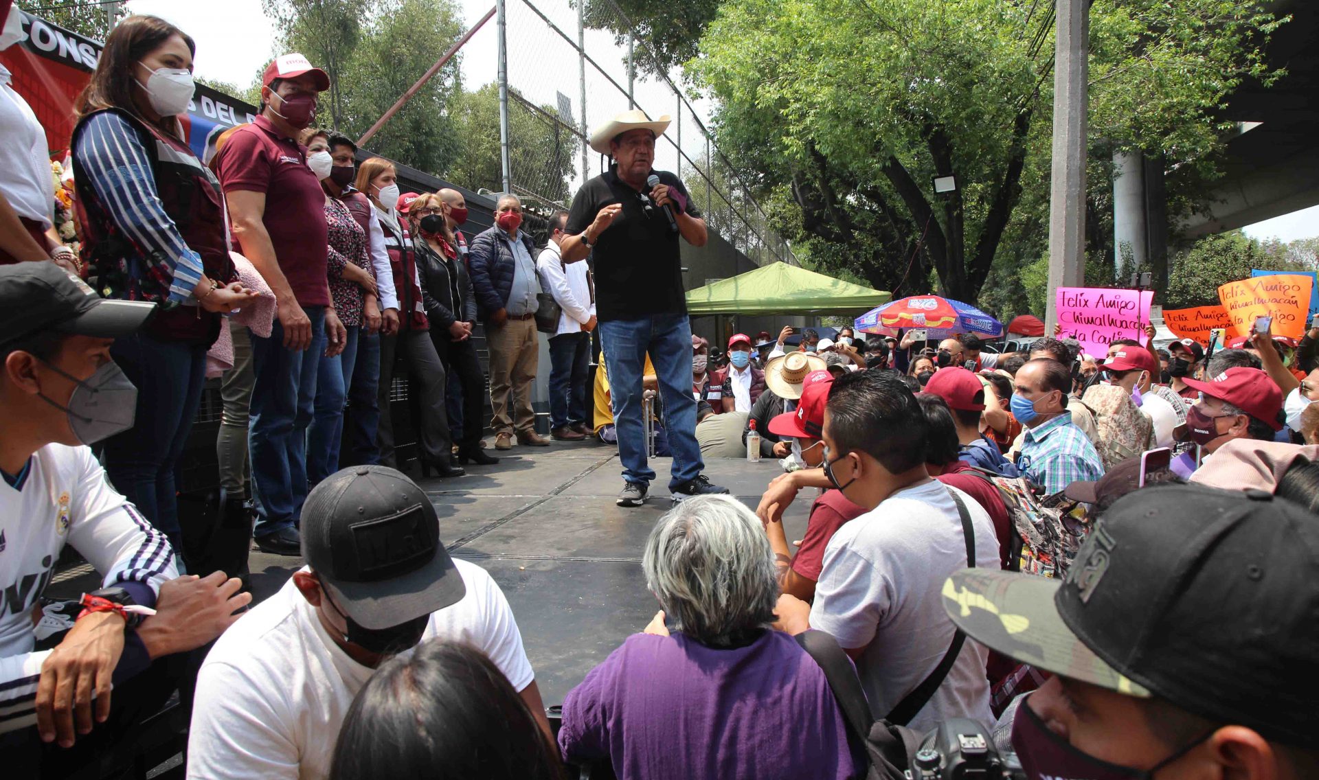 12-Abril-2021 Ciudad de Mexico. Félix Salgado Macedonio, durante uno de los varios mensajes que ayer a sus simpatizantes a las afueras del INE . Foto: Carlos Alberto Carbajal