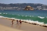 6-Abril 2021 Acapulco, Gro. Ayer aun continuaba el oleaje elevado en las playas de Acapulco, la imagen en la playa El Morro. Foto: Carlos Alberto Carbajal