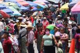 Chilpancingo Gro, 23 de abril 2021. // Imagen de la calle 21 de marzo a un costado del mercado Baltazar R. Leyva Mancilla, donde comerciantes han relajado las medidas sanitarias como es el uso de cubrebocas. // Foto: Jesús Eduardo Guerrero