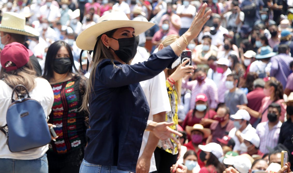 jnt-Evelyn-hija-senador-Félix-Salgado-mitin.jpg: Chilpancingo, Guerrero 28 de abril del 2021// La hija del senador de Morena con licencia Félix Salgado, Evelyn Salgado, saluda a los asistentes al mitin realizado en el teatro hundido de la alameda Granados Maldonado, a la unidad. Foto: Jessica Torres Barrera