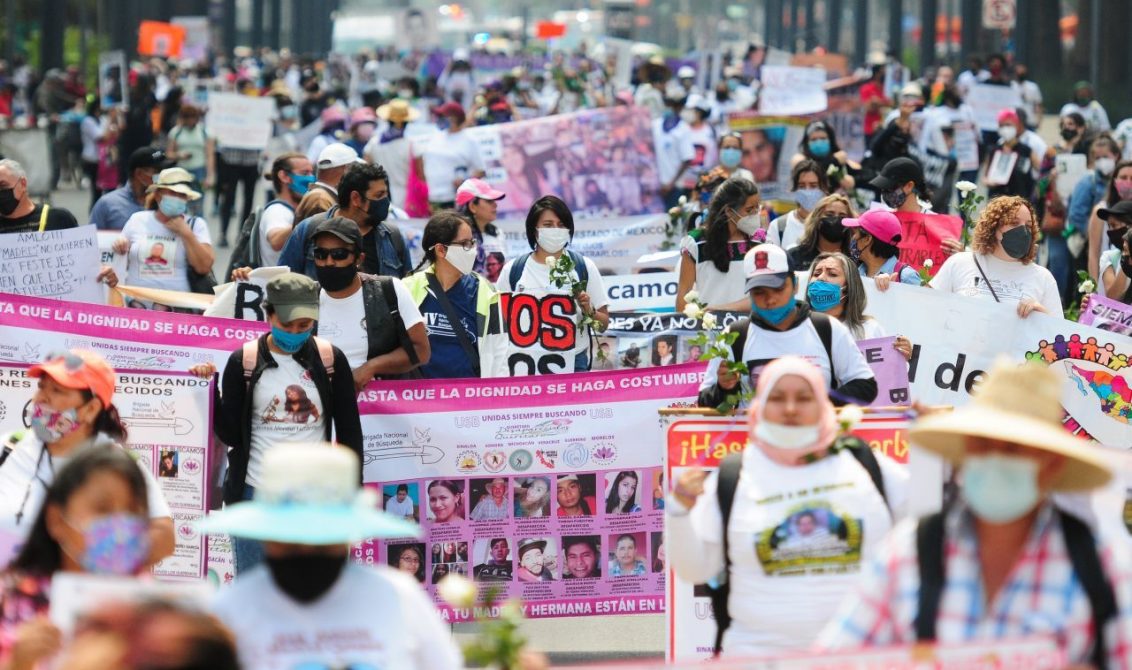 CIUDAD DE MÉXICO, 10MAYO2021.- Decenas de madres y familiares de personas desaparecidas marcharon del Ángel de la Independencia rumbo al Monumento a la Revolución para exigir al gobierno la aparición de sus seres queridos, así como justicia a los casos de violencia que han sufrido. FOTO: DANIEL AUGUSTO /CUARTOSCURO.COM