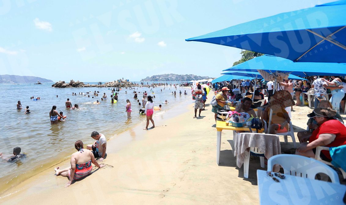 Acapulco,GRo/11Abril2021/ Vacacionistas la tarde de ayer en la playa Papagayo en el puerto de Acapulco. Foto: Jesús Trigo