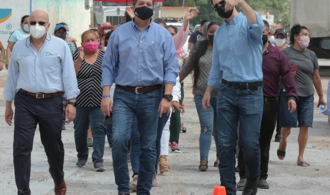 El presidente Andrés Manuel López Obrador calificó de ambigua la decisión de un ministro de la Corte respecto a que el Gobernador de Tamaulipas, el panista Francisco García Cabeza de Vaca, sigue gozando de fuero. “La opinión de la Secretaria de Gobernación es de que no hay fuero, la resolución de la Corte es no clara en este caso, diría yo ambigua, y tienen que resolver, está en manos del Poder Judicial”, señaló. La Corte desechó el 14 de mayo una controversia del Congreso de Tamaulipas contra el desafuero de García Cabeza de Vaca, pero aclaró que el Gobernador, acusado por la FGR de defraudación fiscal y lavado de dinero, puede ser llevado a juicio sólo hasta terminar su mandato, en 2022. “Nosotros lo que podemos decir es que no encubrimos a nadie y que ya no queremos que sigan deteniendo a mexicanos en Estados Unidos, y que se siga manteniendo la idea de que en México se protege a delincuentes, eso no, porque afecta la imagen de nuestro país. En México no se permite la corrupción ni la impunidad; antes sí, ahora no”, sostuvo el mandatario. Entonces, dijo, si el FBI envía información al Gobierno de México acerca de una persona, el Gobierno de México tiene que investigar. Antes mandaban del extranjero a pedir información sobre dinero que depositaban políticos en otros países y se respondía de que no había aquí nada que perseguir, nada que investigar, añadió. “Eso no, no vamos a ser nosotros rehenes de gobiernos extranjeros”, aseveró. “El Gobierno de México tiene autoridad moral y autoridad política, entonces por eso en este asunto, como en todos, cada quien tiene que asumir su responsabilidad y el Poder Judicial tiene que resolver con claridad. Nada de ambigüedades, nada de estar retorciendo la ley, con claridad, no a lo leguleyo”, manifestó. La FGR señala al ministro González Alcántara por invadir su ámbito de competencia El Fiscal General de la República, Alejandro Gertz Manero, acusó al ministro Juan Luis González Alcántara Carrancá de invadir las facultades de la dependencia en el caso del desafuero de Francisco García Cabeza de Vaca, según el diario Milenio. De acuerdo con la periodista Jannet López Ponce, Gertz Manero culpó al ministro de intromisión en las facultades del Ministerio Público de la Federación. Según la copia del recurso a la que tuvo acceso el diario, el Fiscal pidió a la SCJN que se revoque la decisión de González Alcántara Carrancá y se eliminen tres líneas del proyecto presentado por el ministro, mismo que dejó sin efecto la controversia constitucional promovida por el Congreso de Tamaulipas. Gertz Manero solicita que se elimine la parte donde se señala que “sin que esta determinación prejuzgue sobre la culpabilidad o no respeto del ilícito que se relaciona, pues existe la oportunidad de llevar a cabo el procedimiento penal una vez que el servidor público concluya su cargo”. A la par, según el texto publicado este día, pide que se emita otro recurso que deseche el recurso del Congreso tamaulipeco, pero que no incida en el ámbito de competencia de la FGR. Ayer, la FGR presentó su impugnación a la decisión de la SCJN. El recurso fue dirigido a Arturo Zaldívar, presidente de la Corte. En la oficina de la Presidencia de la Suprema Corte se determinará si es desechado o turnado a la ponencia de algún ministro. El gobernador de Tamaulipas retoma giras Después de dos semanas y media, el gobernador de Tamaulipas, Francisco García Cabeza de Vaca, reanudó sus actividades públicas. Este martes hizo una gira por Reynosa, donde supervisó obras que están en ejecución, luego de que el viernes la Suprema Corte de Justicia de la Nación (SCJN) desechó la controversia constitucional que había por el tema de su desafuero. La tarde de este martes, el gobernador Francisco García Cabeza de Vaca realizó una gira de trabajo por Reynosa, donde supervisó la pavimentación de diversas calles en la colonia Las Granjas Económicas y El Olmito, además de supervisar la colocación de estructuras sobre los puentes en el canal Anzaldúas para mejorar la imagen urbana de la zona. Posteriormente acudió a la colonia El Olmito, donde constató los trabajos de pavimentación hidráulica en la calle Raúl Varela. Antes de finalizar su visita por Reynosa, el gobernador de Tamaulipas acudió a los puentes sobre el canal Anzaldúas. La última gira que hizo el gobernador de Tamaulipas fue el 28 de abril por Ciudad Victoria. Días después, el 30 de abril, la Cámara de Diputados aprobó iniciar el proceso de desafuero en su contra. El gobernador de Tamaulipas, Francisco García Cabeza de Vaca, supervisó diversas obras de pavimentación en Reynosa t Foto: @fgcabezadevaca en Twitter