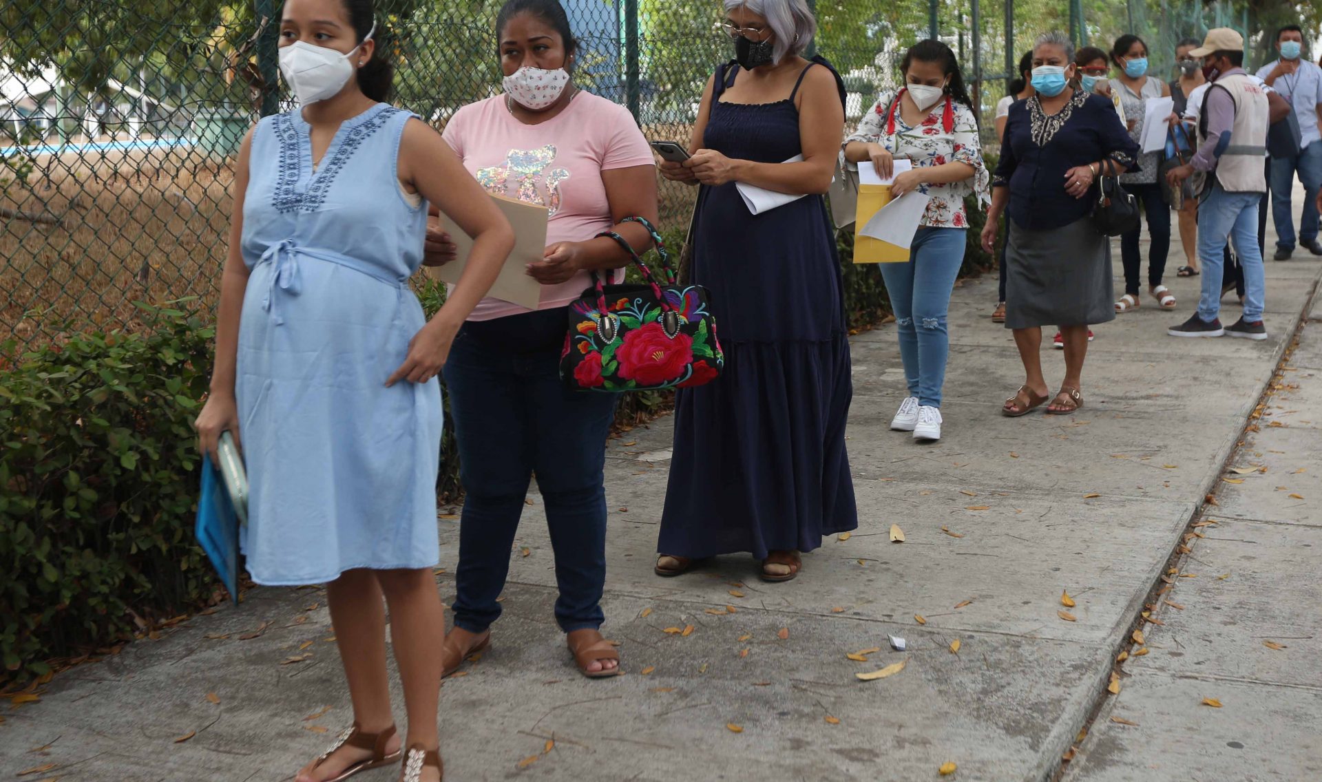 Acapulco,Gro/11Mayo2021// Mujeres embarazadas en la fila durante la aplicación de la vacuna contra el COVID-19, en el Centro de Convenciones en el puerto de Acapulco. Foto: Jesús Trigo