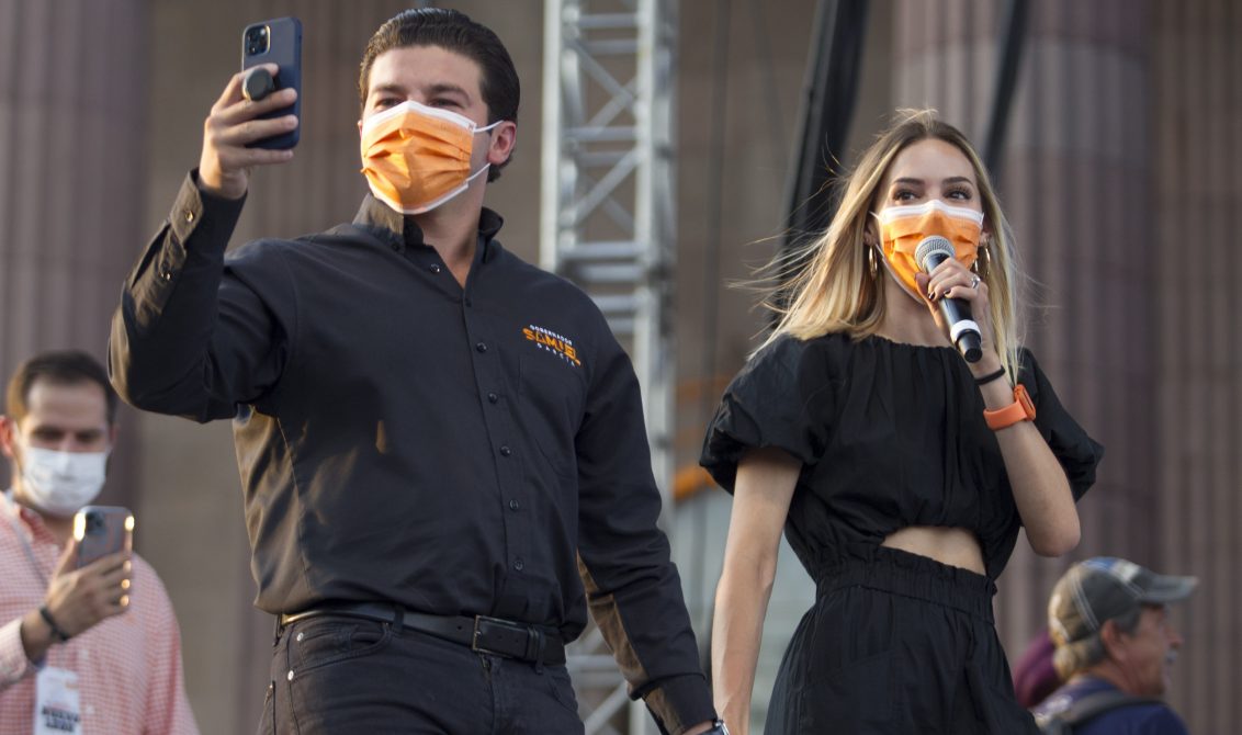 MONTERREY, NUEVO LEÓN, 07JUNIO2021.- Samuel García, virtual gobernador de Nuevo León por Movimiento Ciudadano y su esposa; Mariana Rodríguez, celebraron el triunfo de las elecciones en la Macroplaza, donde convocaron a un evento de música en vivo. FOTO: GABRIELA PÉREZ MONTIEL / CUARTOSCURO.COM