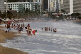 24 Abril 2021 Acapulco, Gro. Grupo de bañistas en la playa El Morro en donde aun continuaba el fuerte oleaje el día sábado. Foto: Carlos Alberto Carbajal