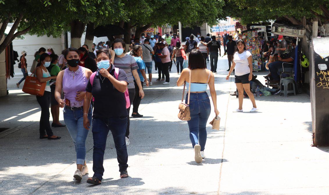 Chilpancingo Gro, 1 de junio 2021. // Habitantes de Chilpancingo pasean en el centro de esta ciudad capital, y quienes han relajado las medidas sanitarias para evitar contagios de Covid-19. // Foto: Jesús Eduardo Guerrero