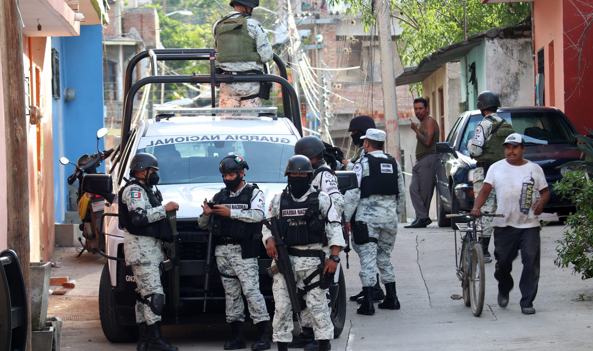 La Guardia Nacional en el barrio del Fortín en Tixtla donde fue localizado sin vida el comisario de Acatempa, Julio Coctecón, quien fue levantado por hombres armados. Foto: Jesús Eduardo Guerrero