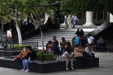 jnt-familias-descansan-zocalo-Covid.jpg: Chilpancingo, Guerrero 14 de junio del 2021// Familias descansan en las jardineras del zócalo de Chilpancingo, donde se relajaron las medidas para le prevención del Covid-19. Foto: Jessica Torres Barrera