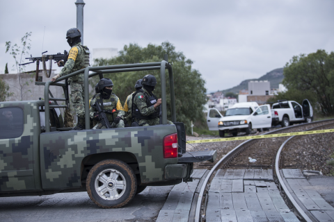 Cuatro personas fueron localizadas sin vida y envueltas en cobijas junto a las vías del tren en la colonia Las Colinas y bulevar Bicentenario, área comercial y de gran transito en la zona conurbada Guadalupe-Zacatecas. Foto: Cuartoscuro