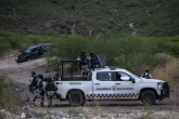 Efectivos de la Guardia Nacional y del Ejército Mexicano, así como peritos de la Fiscalía General de Justicia del Estado de Zacatecas, resguardan un vehículo baleado en los alrededores de la comunidad de San Juan Capistrano, donde presuntamente integrantes del Cártel de Sinaloa y del Cártel de Jalisco Nueva Generación se enfrentaron nuevamente. Foto: Cuartoscuro