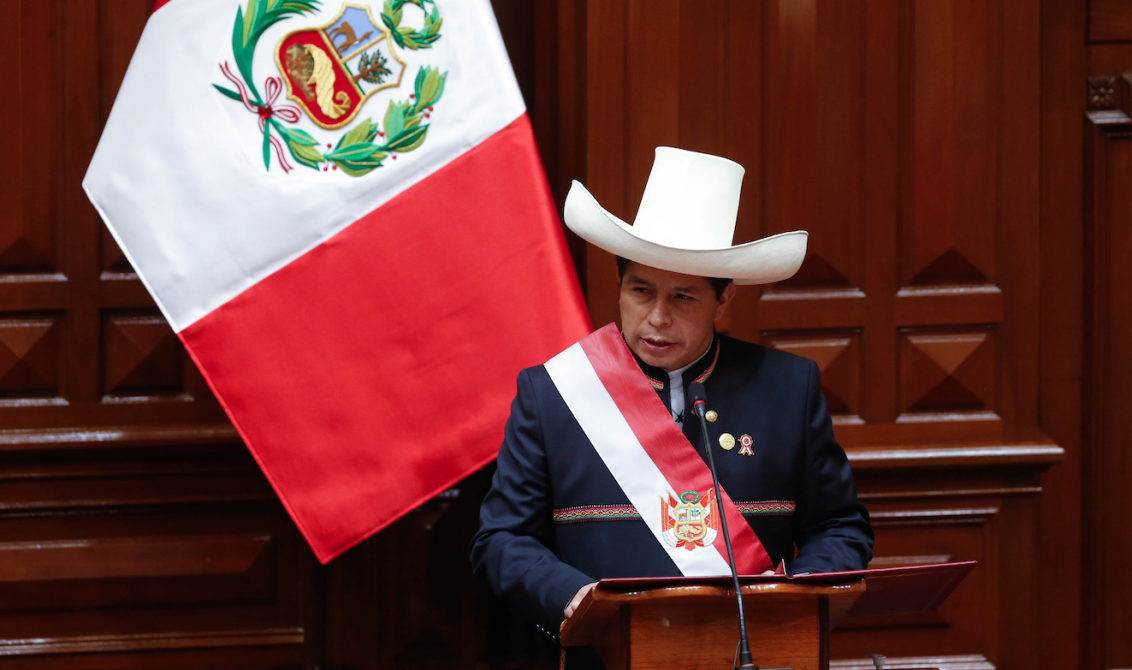 Pedro Castillo, un profesor de primaria de 51 años e hijo de campesinos, juró el cargo “por los pueblos del Perú, por un país sin corrupción y por una nueva constitución”, dijo con solemnidad. El nuevo presidente, ataviado con su tradicional sombrero chotano, de paja y ala ancha, un terno con motivos indígenas y con un primer discurso largo y sobrio anunció además que no vivirá en el Palacio de Gobierno. Foto: DPA