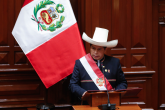 Pedro Castillo, un profesor de primaria de 51 años e hijo de campesinos, juró el cargo “por los pueblos del Perú, por un país sin corrupción y por una nueva constitución”, dijo con solemnidad. El nuevo presidente, ataviado con su tradicional sombrero chotano, de paja y ala ancha, un terno con motivos indígenas y con un primer discurso largo y sobrio anunció además que no vivirá en el Palacio de Gobierno. Foto: DPA