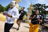 CAMPECHE, CAMPECHE 16 DE JULIO 2021.-Jóvenes adherentes al partido morena caracterizados por los ex presidentes caminaron por las principales calles del centro de la capital con la finalidad de promocionar el voto a la consulta ciudadana del próximo primero de agosto para enjuiciar a los ex presidentes. En Campeche se necesita 309 mil votos para que la consulta sea enlazada. FOTO: MICHAEL BALAM /CUARTOSCURO.COM