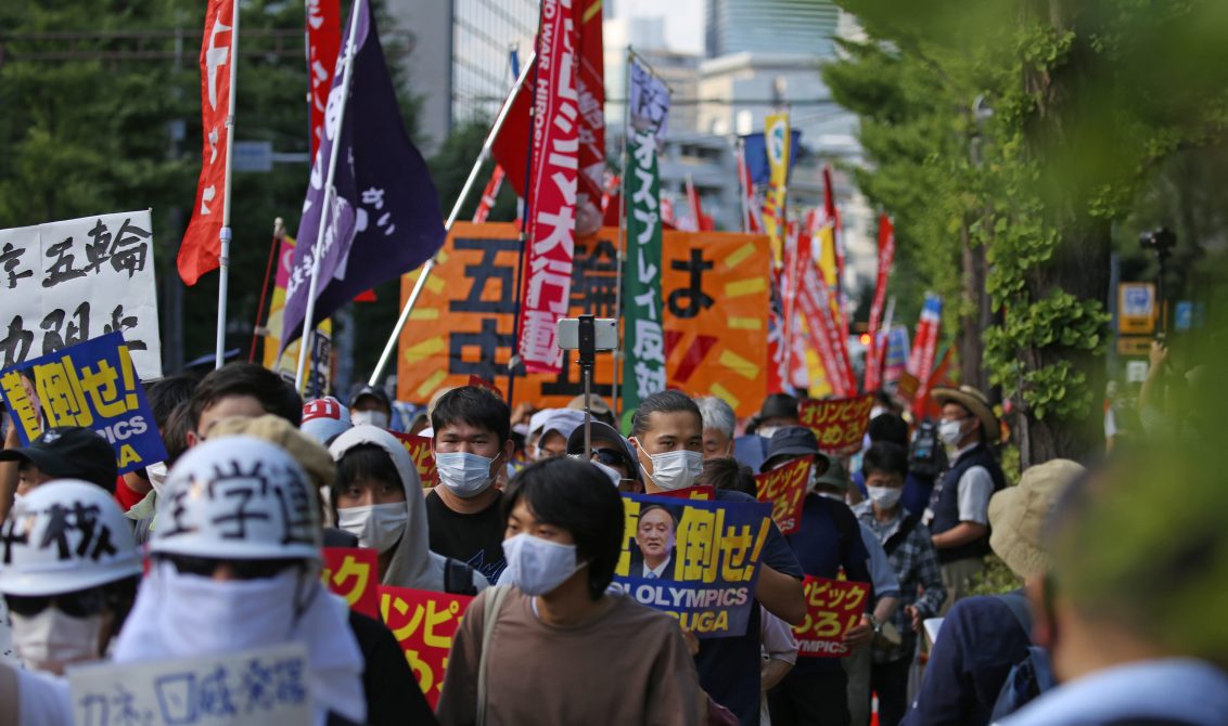 Ciudadanos japoneses se manifestaron el viernes frente al Ayuntamiento de Tokio para exigir la suspensión de los juegos a causa de los aumentos de contagios de Covid-19. Foto: DPA