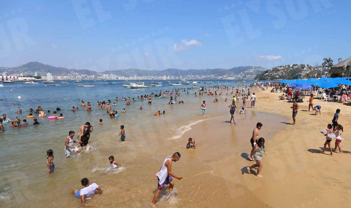 Acapulco,Gro/04Abril/ Visitantes la tarde de ayer en la playa Tlacopanocha, en el puerto de Acapulco. Foto: Jesús Trigo