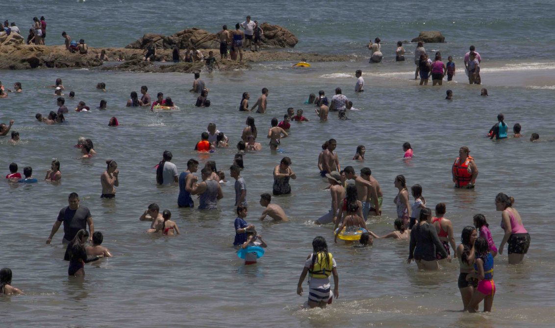 4 de julio Acapulco, Gro. Decenas de turistas de todas las edades conviven en la playa Papagayo, sin medidas sanitarias por la pandemia de covid-19. Foto: Carlos Alberto Carbajal