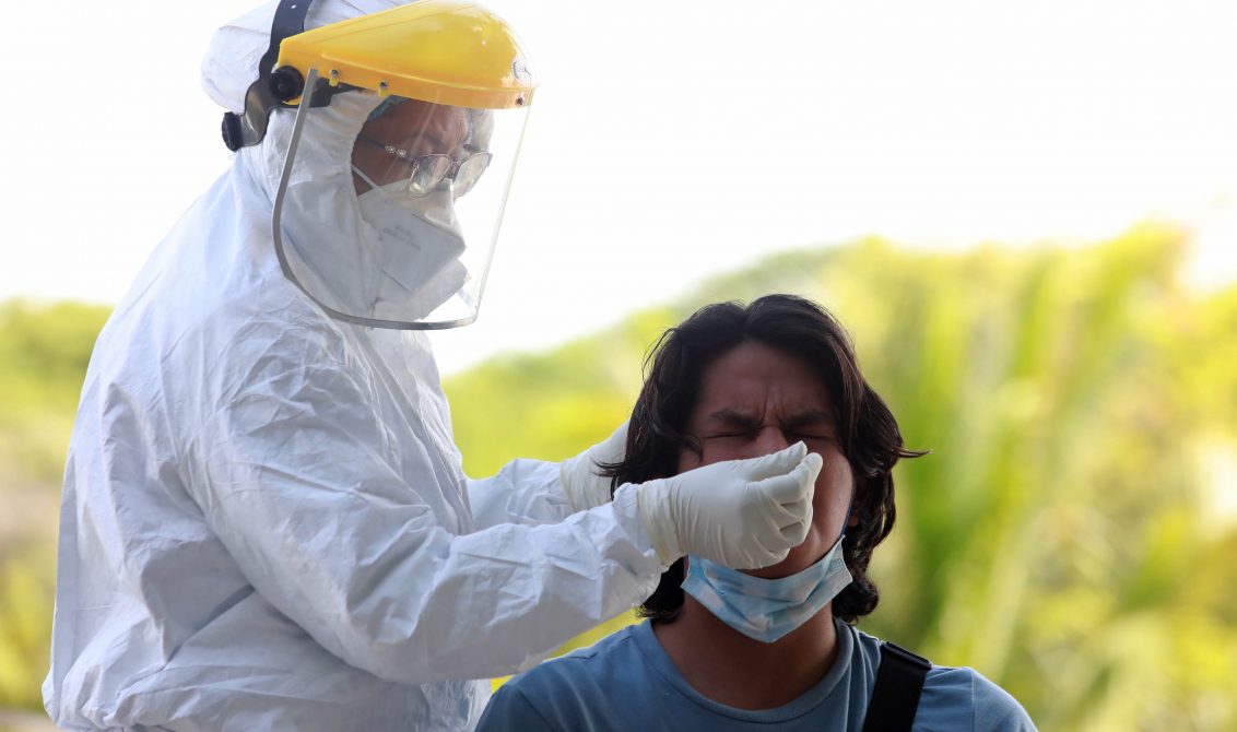 Acapulco, Gro. 9 de julio del 2021 Un joven se realiza la prueba de covid-19, ayer en el mudulo instalado en playa Papagayo. Foto: Carlos Alberto Carbajal